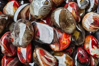 Полирани ахатови камъни с червени и бели ивици