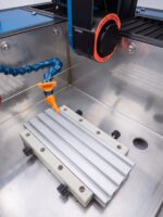Стега за камък и диамантена тел 0,22 мм в работната вана на Gem Slicer Mini