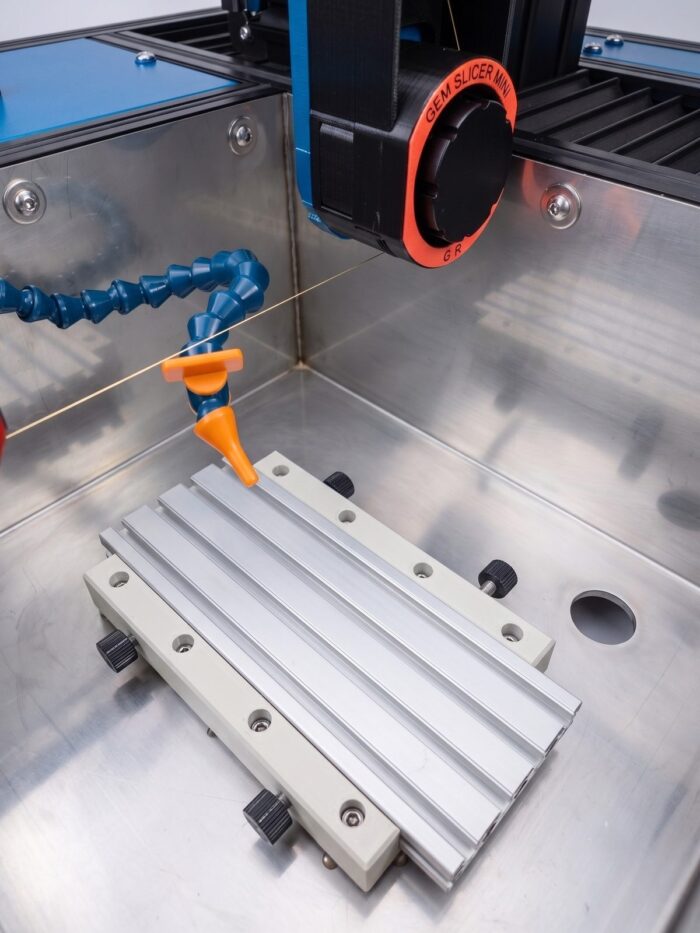 Стега за камък и диамантена тел 0,22 мм в работната вана на Gem Slicer Mini