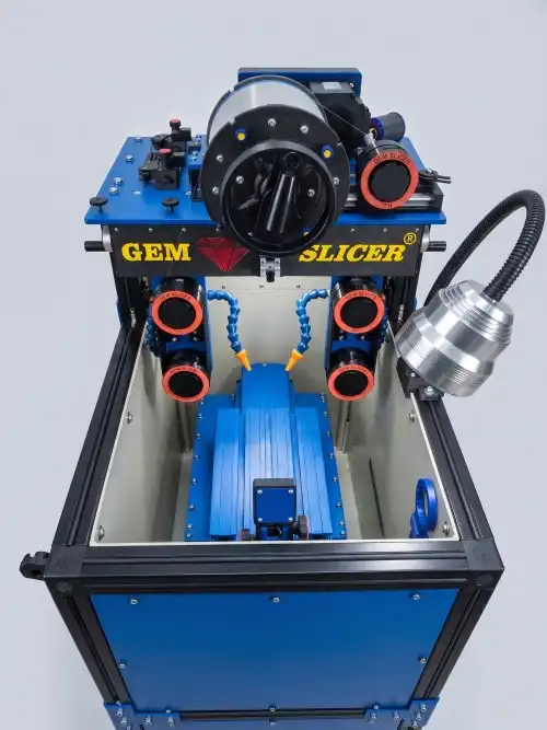 Работната зона на Gem Slicer Standard — водещи ролки, дюзи за вода и стега за камък