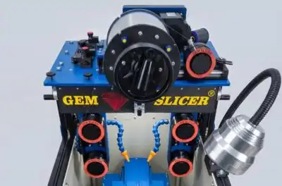 Gem Slicer Standard отгоре — макарата с диамантена тел, лагерните тела и водещите ролки с червените предпазители