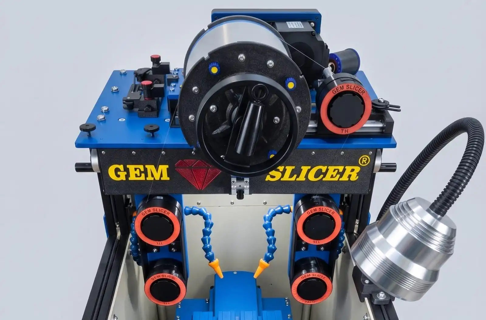 Gem Slicer Standard отгоре — макарата с диамантена тел, лагерните тела и водещите ролки с червените предпазители